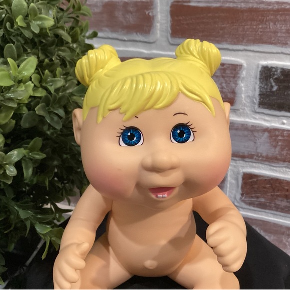 “5/$25” - Cute Baby Doll by Jazwares LLC Signed by Xavier Roberts - Excellent - Picture 2 of 13